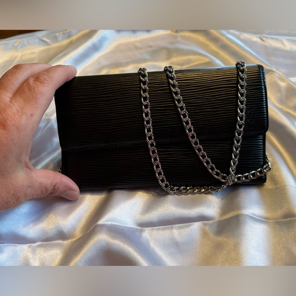 BEAUTIFUL SILVER CHAIN - 47”    Wallet not included - Picture 3 of 4